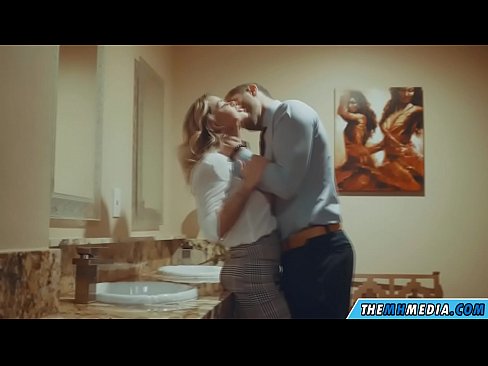❤️ Wakati blonde mwenye busty anakutongoza kwenye choo cha umma Ponografia ya mkundu ❌❤